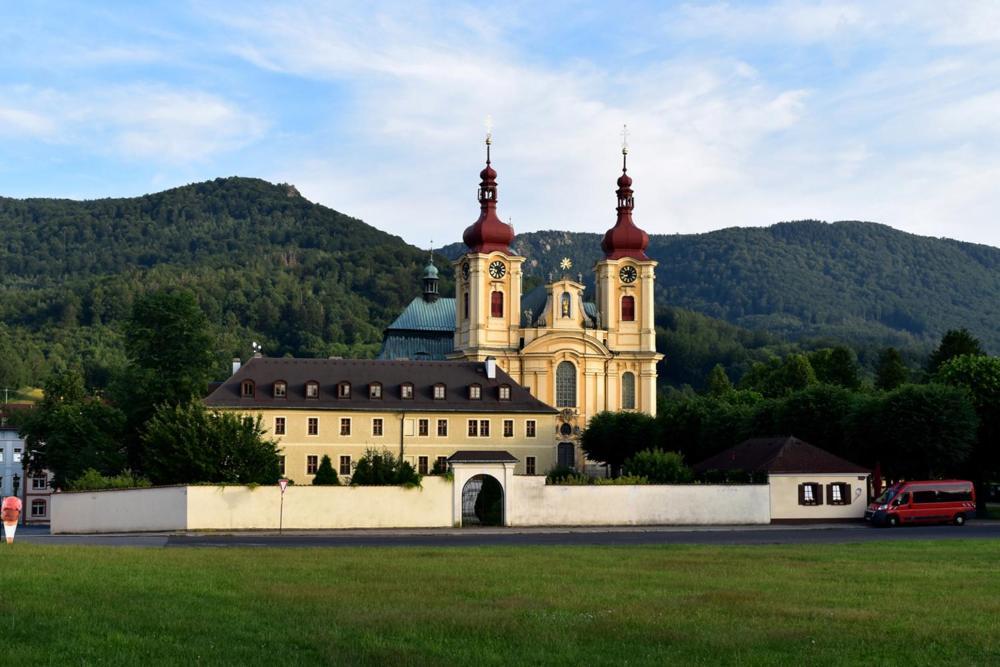 Restaurace U Mateje B&B Nove Mesto pod Smrkem Exterior photo